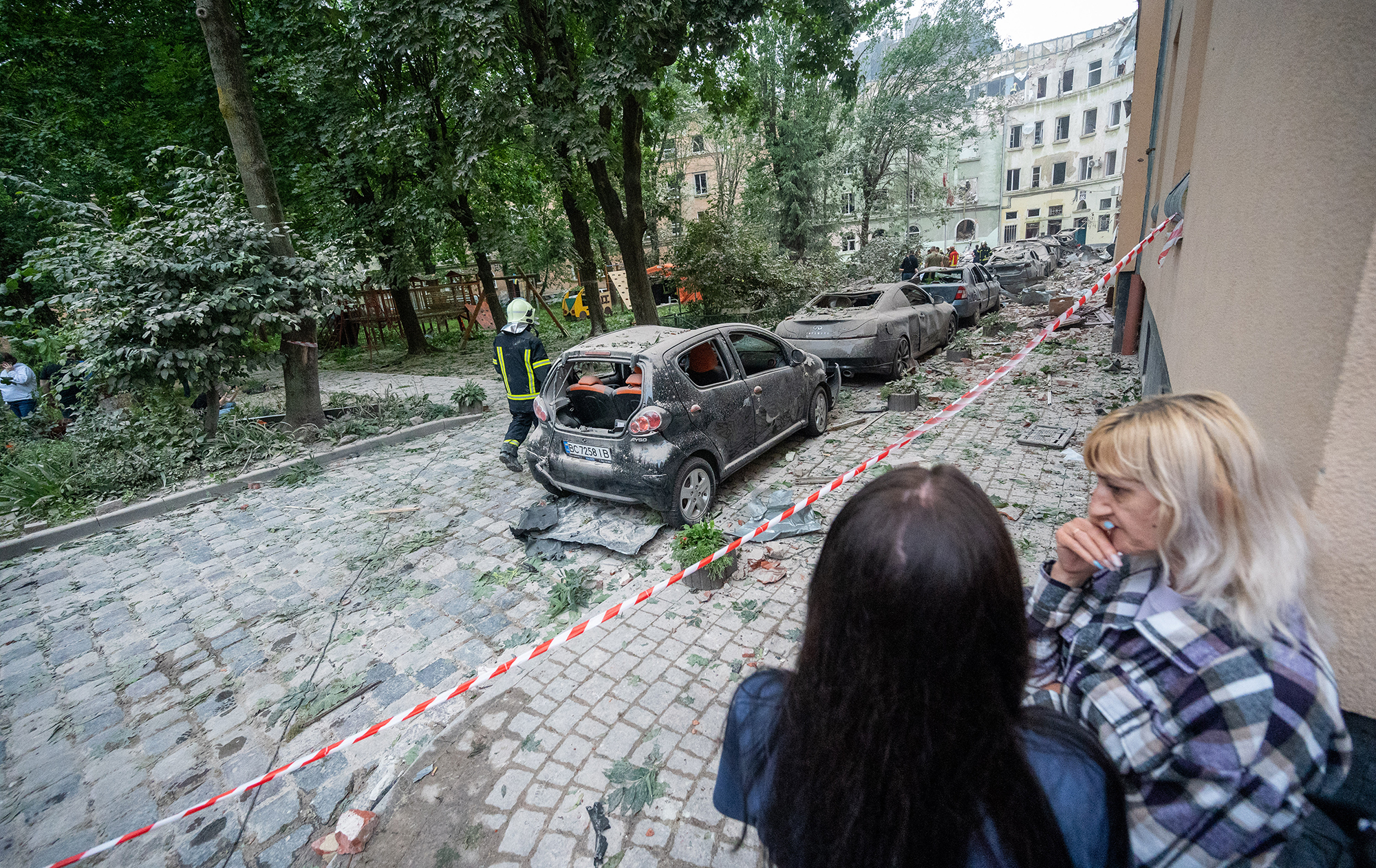 Вовремя выбежали из квартиры в укрытие: во Львове чудом спасся журналист с семьей